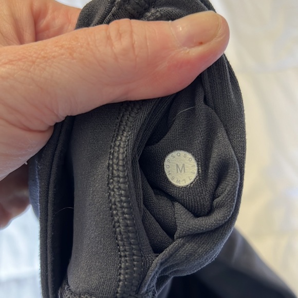 Lululemon Reveal crop size M - Picture 4 of 6